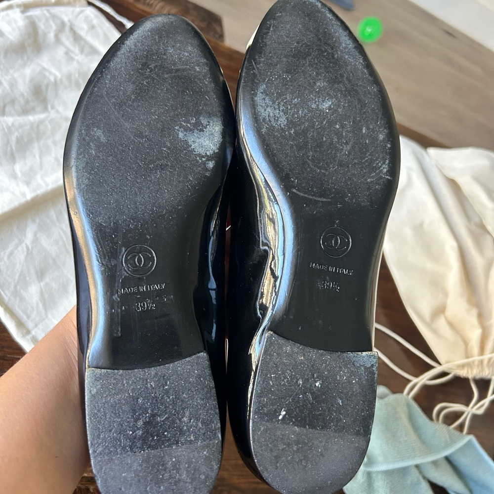 CHANEL Women's Black and Cream Patent Ballerina Flats - Picture 8 of 8